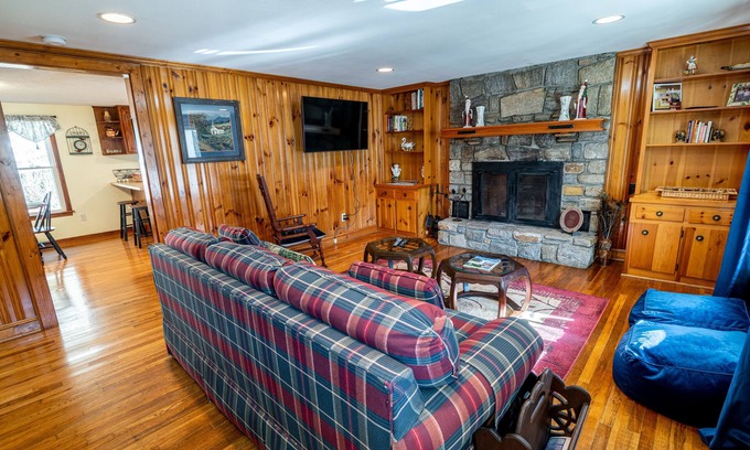 Sugar Grove Cabina | Petting Zoo * Fire Pit * HOT TUB: 9 Acre farmhouse