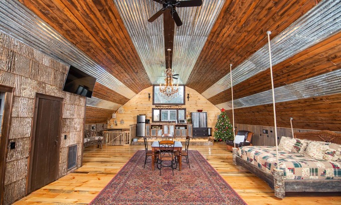 Sugar Grove Cabina | Petting Zoo & Ziplines, HOT TUB,1000+ ft Trout creek & HUGE Slip n Slide!