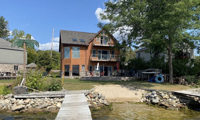 Colgate Casa | Pewaukee lake Sunset Lodge- sleeps 16 + (New, lower temps- lower prices)