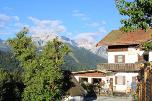 Garmisch-Partenkirchen Casa | Pfeiffer Alm am Sonnenhang mit Blick auf die Zugspitze