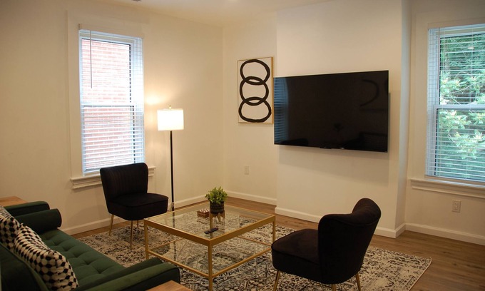 East Liberty Apartamento | PGH Delight - 4B/3B, ALL NEW w/ Free Street Parking, Perfect for family vacation