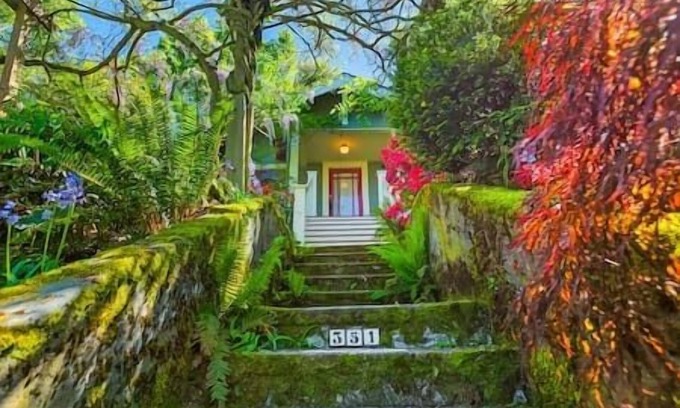 Phinney Ridge Casa | PH - Enchanted Path to a Gardenscape - 92 Walkscore!