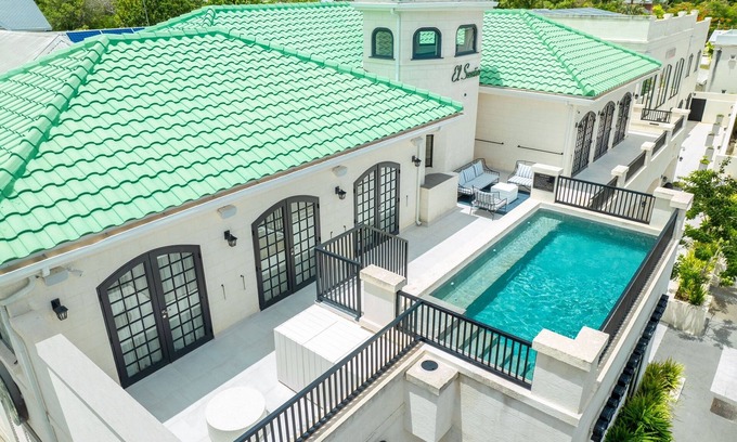 Worthing Apartamento | PH2 - Luxury Oceanview 2BR Penthouse w/Rooftop Pool directly opp. Worthing Beach