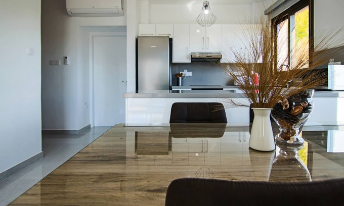 Universal Condominio | Phaedrus Living: CityView Luxury Flat Georgos 203