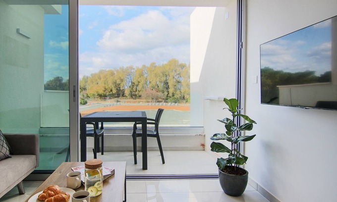 Paphos Apartamento | Phaedrus Living: Seaside Executive Flat Harbour 101