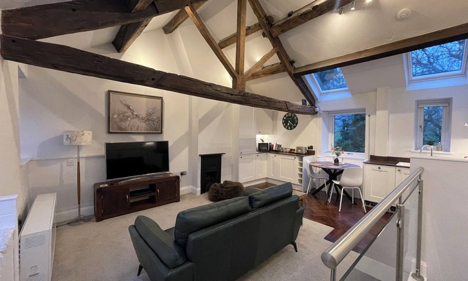 Almondbury Casa | Pheasants crossing - quiet luxurious country cottage