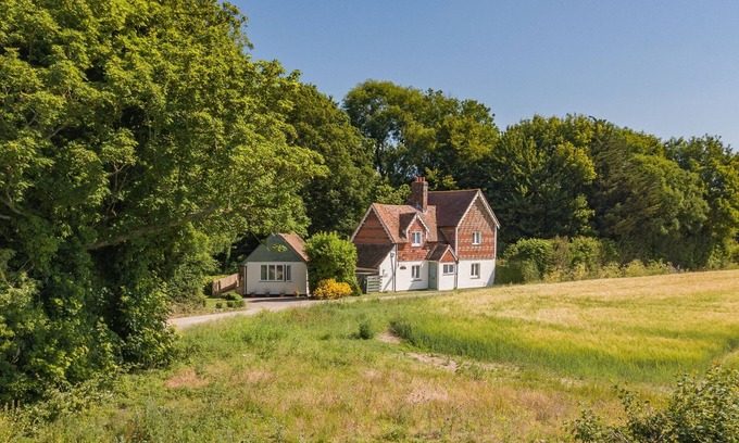 Patrixbourne Cabaña | Pheasants Lodge by Bloom Stays - Sleeps 2, ideal for couples