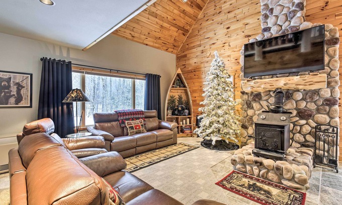 Phelps Cabina | Phelps Cabin on 26 Acres w/ Fire Pit!