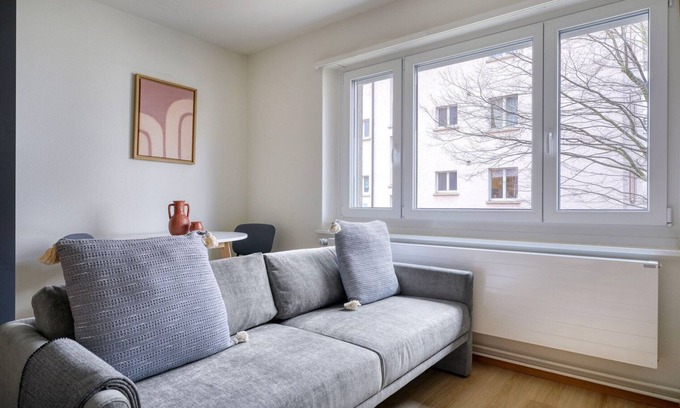 Alt-Wiedikon Apartamento | Phenomenal Wiedikon Studio w/ Shared W/D, 2 Min to Market, by Blueground