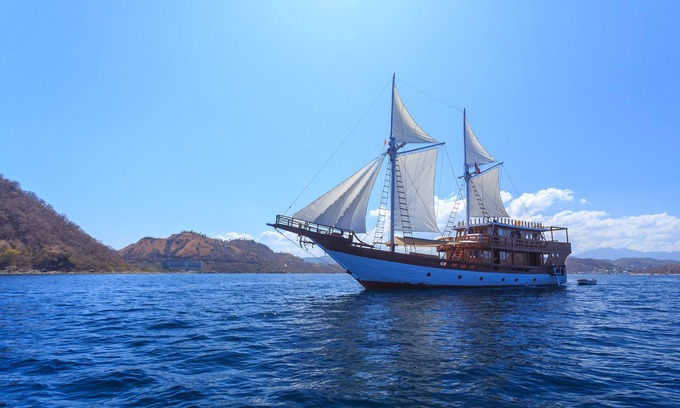 Labuan Bajo Alquiler De Eote | Phinisi Hena Komodo Viaje 8 Personas