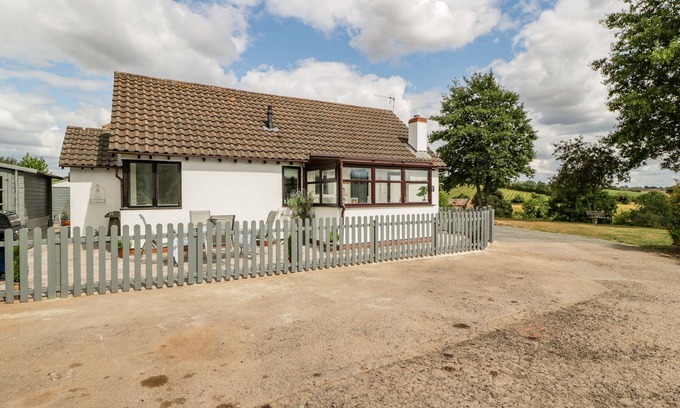 Ross-on-Wye Cabaña | PHOCLE RIDGE, pet friendly, with hot tub in Ross-On-Wye