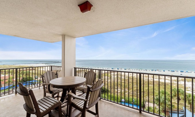 Orange Beach Condominio | Phoenix East 511: Luxury Beachfront Condo | Gulf Views | Indoor + Outdoor Pools