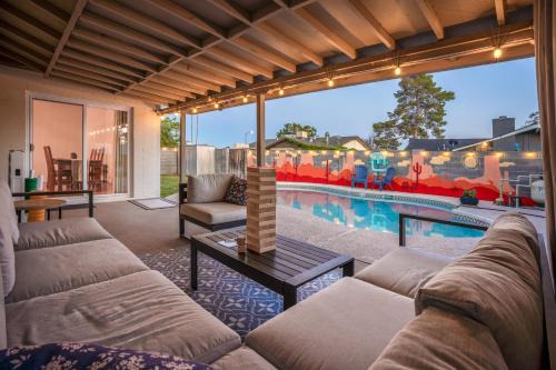 North Mountain Apartamento | Phoenix Getaway, Poolside Oasis, & Tesla Charger