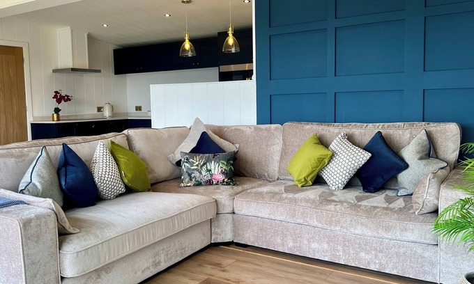 Hawton Cabina | Phoenix Lodge - 2 ensuite bedrooms, lakeside view
