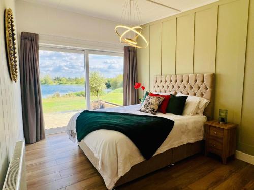 Hawton Casa | Phoenix Lodge - Luxury 2 ensuite bedrooms, lakeside views