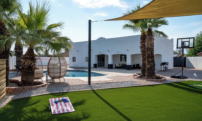 Maryvale Casa | PRIVATE resort style backyard, king bed, tons of amenities