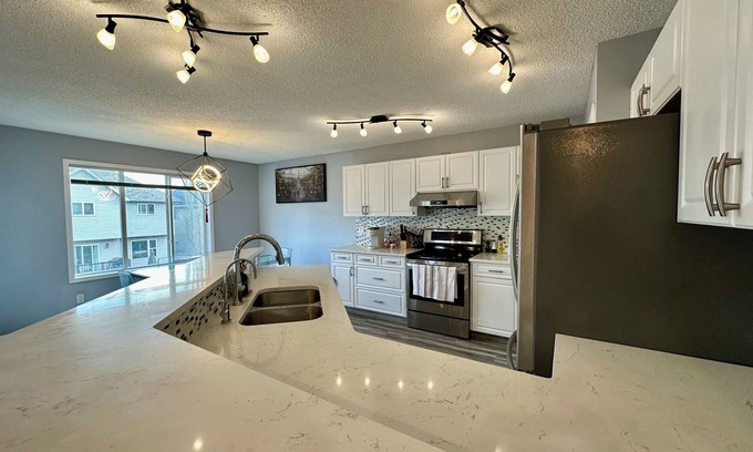 Evanston Casa | Phoenix’s nest - 3BR 4 beds Calgary Home NW
