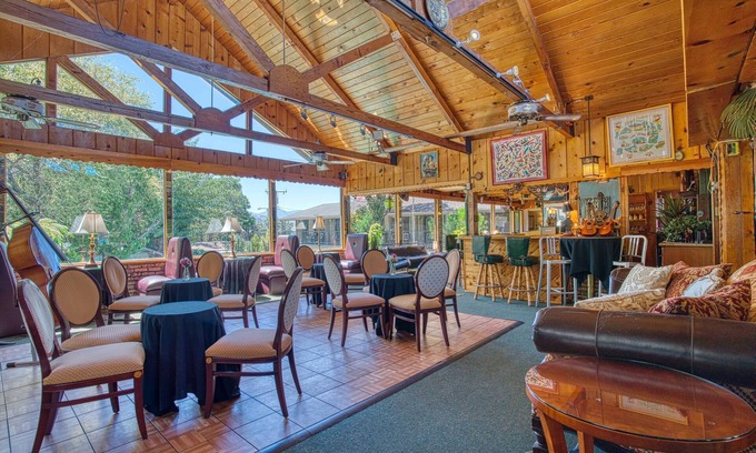 Kernville Hotel | Piazza's Pine Cone Inn