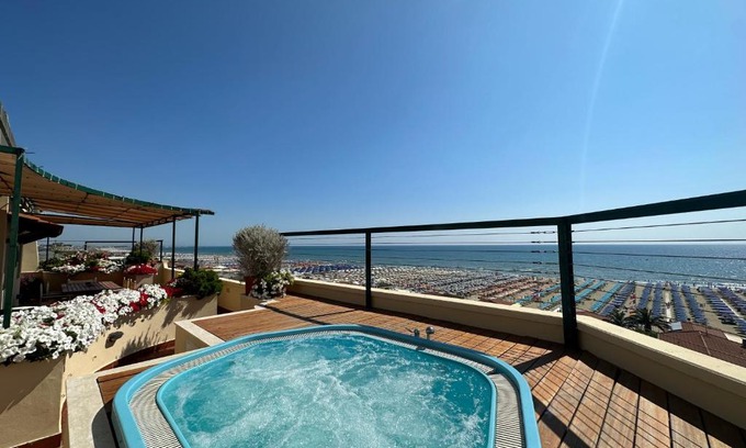 Lido di Camaiore Hotel | Piccadilly Penthouse with Jacuzzi