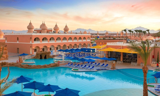 Village Road Complejo | Pickalbatros Alf Leila Wa Leila Resort - Neverland Hurghada