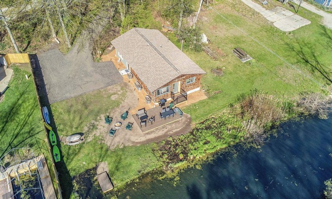 Newaygo Cabaña | Pickerel Lake Waterfront Cottage - with Kayaks!