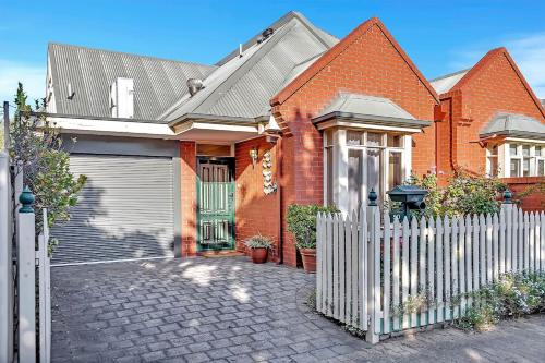 North Adelaide Casa | Picket Fence Cottage - Steps from Adelaide Oval