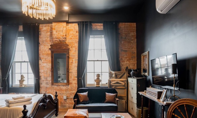 Covington Apartamento | Pickle Factory Wenzel Luxe 1800s Aristocrat