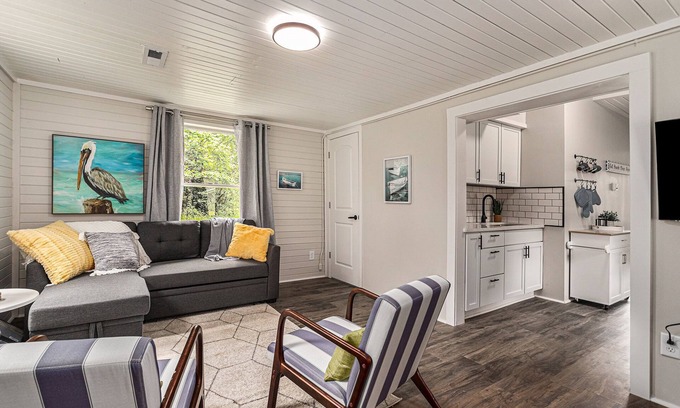 South Haven Cabina | Pickleball Ct | Hot Tub (Shared) | 2.5 Acres | Dog OK | Fire Pit