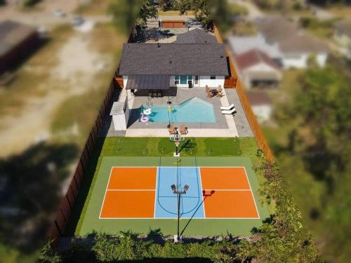 Northside Casa | Pickleball Paradise Retreat - 4 Bedrooms, 2,5 Baths - Houston Downtown, Houston Heights - Pickleball and Basketball Court, Pool, miniGolf, Karaoke, Fire Pit, BBQ, Billiards, Ping Pong, Hockey, King Bed