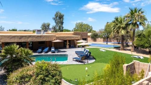 Paradise Valley Village Casa | Pickleball & Putt Putt Pool Hot Tub Loungers