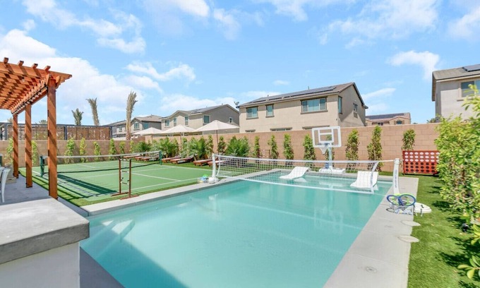 Coachella Casa | Pickleball+Spa+Pool+BBall+13Beds