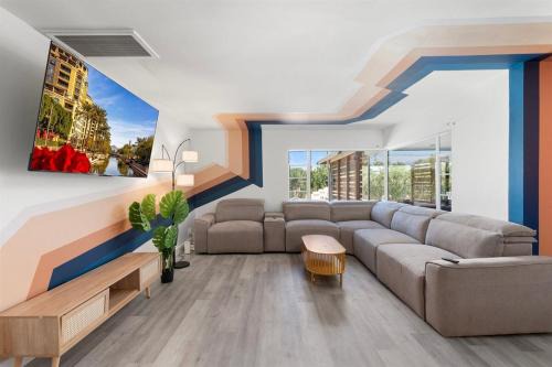 Bel Air Casa | Pickleball, Sparkling Pool, Mini Putt and Sleeps14