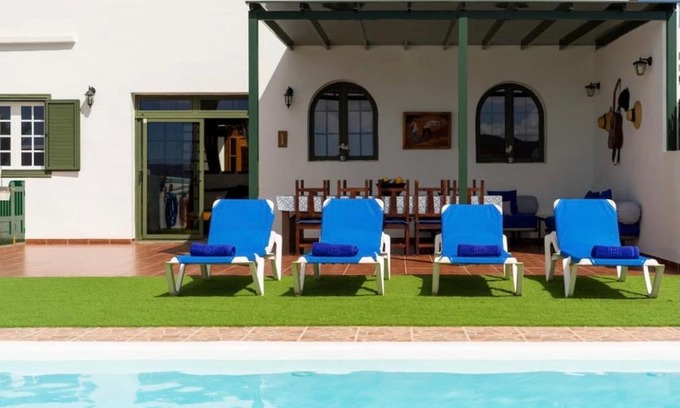 Tinajo Villa | Pico Partido villa heated pool