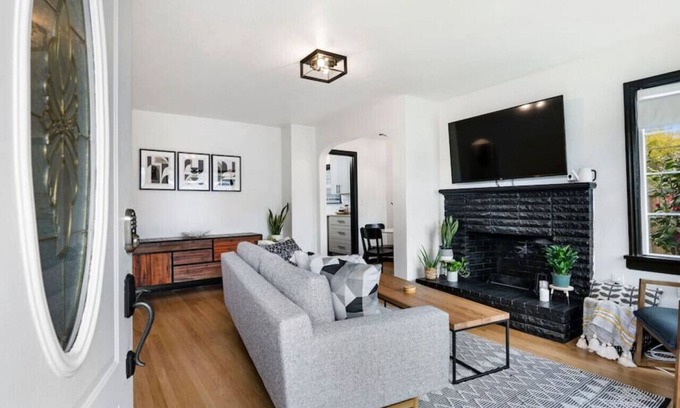 Arnada Casa | Picture Perfect Bungalow in the ❤ of DT Vancouver!