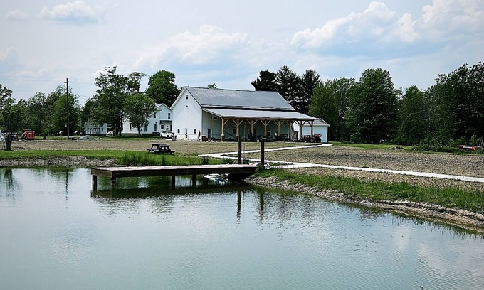 Ashtabula Casa | Picturesque Barn property.
