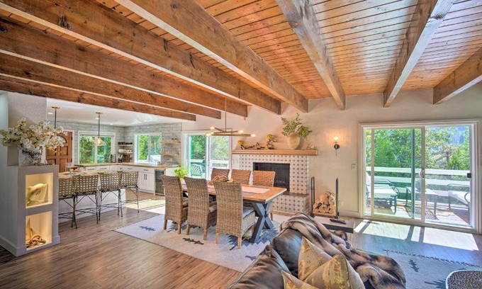 Crestline Casa | Picturesque Cabin 2 Balconies, Walk to Lake!