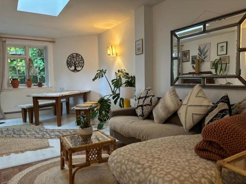 Oving Casa | Picturesque Cottage in Oving- cosy pub & beaches