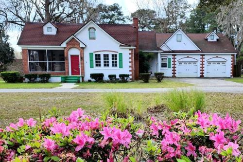 Midway Casa | Picturesque Cottage with Pond Views Great for Family Getaways in Georgia