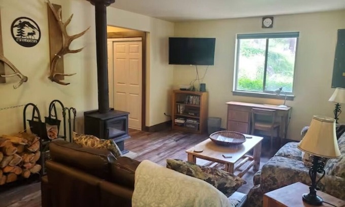 Lakeside Cabina | Picturesque Family Creekside Oasis -Fire Pit -WiFi