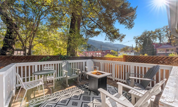 Dunsmuir Apartamento | Picturesque Garden Retreat w/Deck With Hot Tub