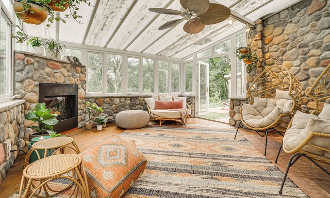 Lake Elmo Cabaña | Picturesque Lake Elmo Cottage w/ Barn & Fire Pits!