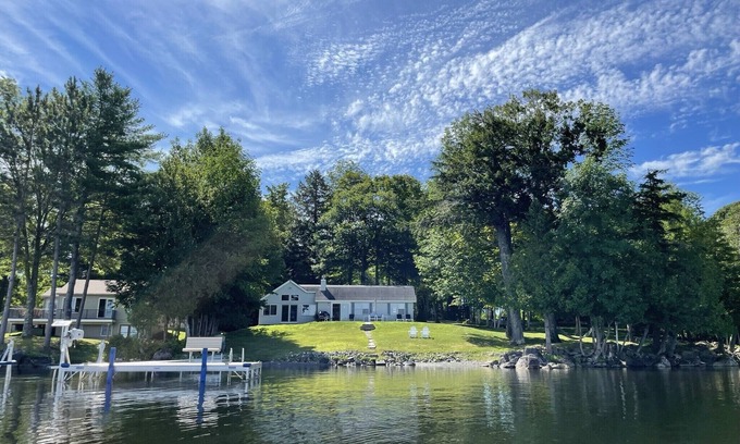 Sidney Casa | Pintoresco retiro frente al lago en los lagos de Belgrado