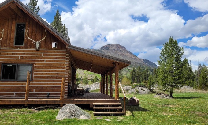Cody Cabina | Picturesque Mountain Cabin