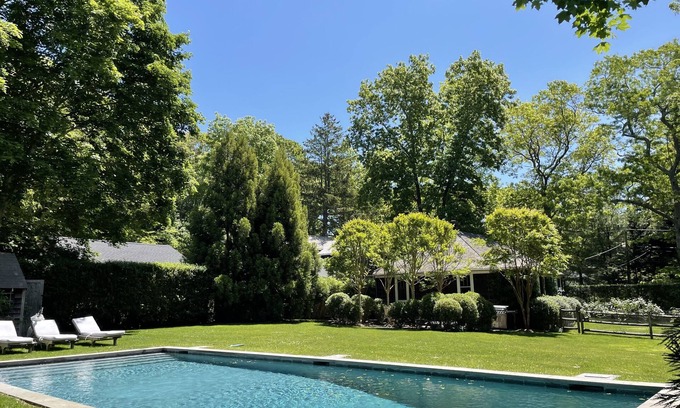 Sag Harbor Cabaña | Pintoresca Sag Harbor Cottage w / piscina de agua salada