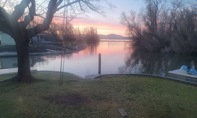 Lakeport Casa | Picturesque sunset views perfect for couples, families and fishermen