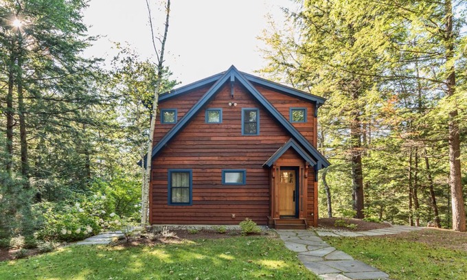 Moultonborough Casa | ¡Nuevo listado! Recientemente renovado, casa frente al mar en terrenos arbolados y vistas panorámicas