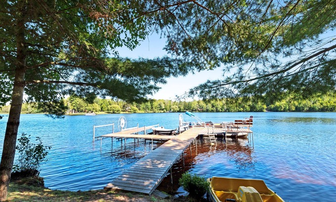 Presque Isle Cabina | Adorable cabaña frente al mar con una terraza amueblada, hoguera y muelle de pesca