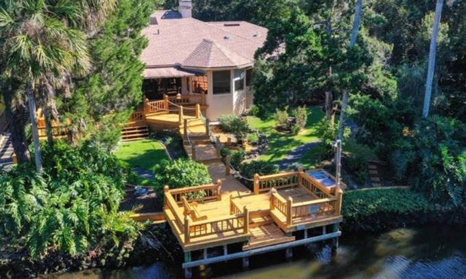 Riverhaven Village Casa | Piece of Heaven on the Homosassa river.fishing relaxing and dining with a boat l