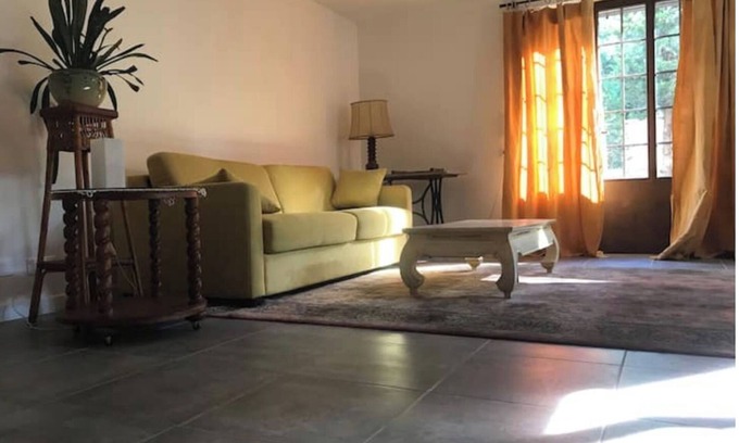 Saint-Saturnin-les-Avignon Apartamento | Pied à terre at the gateway to the Ventoux, bike rental.