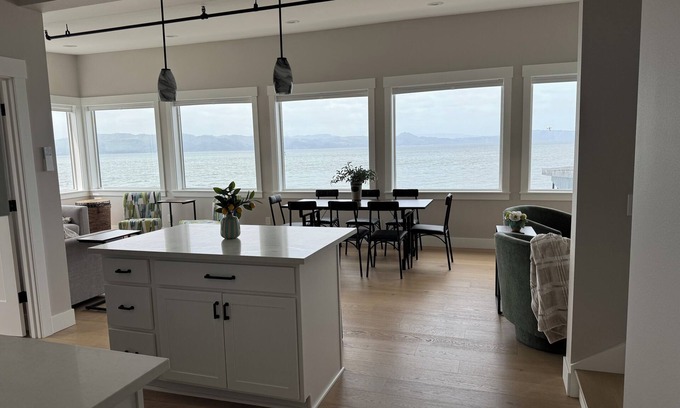 Astoria Apartamento | Pier 11-VISTA….2nd Story Apartment with Panoramic views of the Columbia River!